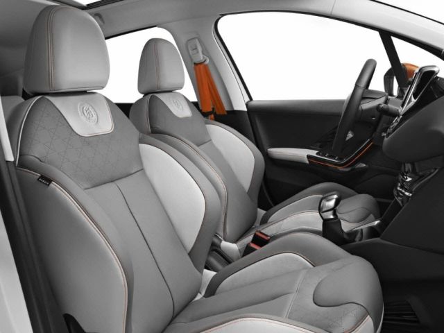 Peugeot 208 Roland Garros özel deri ön koltukları ve turuncu emniyet kemeri