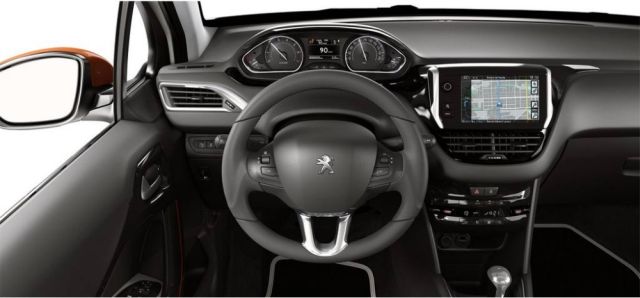 Peugeot 208 Roland Garros direksiyon gösterge paneli ve orta ekran