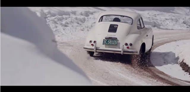 Porsche 356 Pre-A kar üzerinde kontrollü kayarken