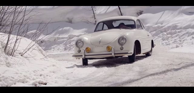 1953 Porsche 356 Pre-A karlı yolda arka açıdan ilerlerken