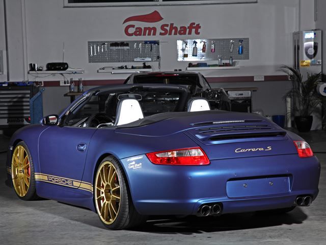 Porsche 911 Carrera Cabriolet altın renkli şerit detayları
