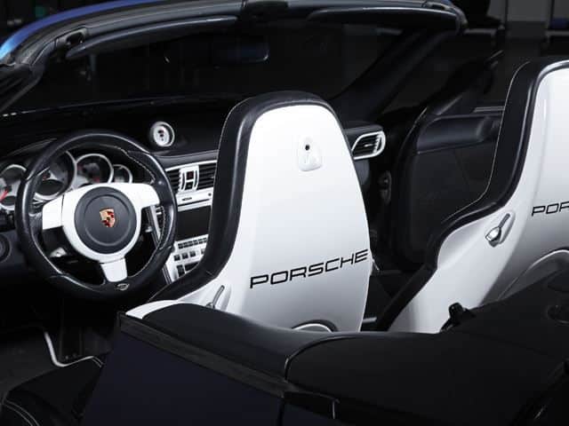 Porsche 997 Cabriolet açık tavanlı yan görünüm