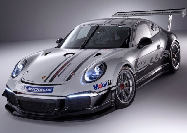 Porsche 911 GT3 Cup yarış otomobilinin ön görünümü