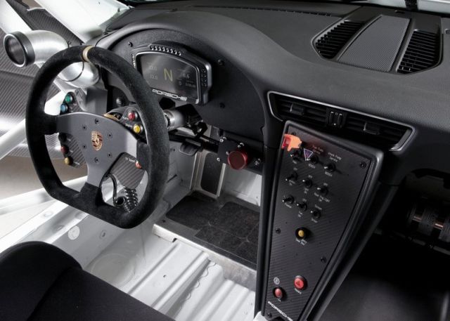Porsche 911 GT3 Cup arka kanat ve yarış gövdesi