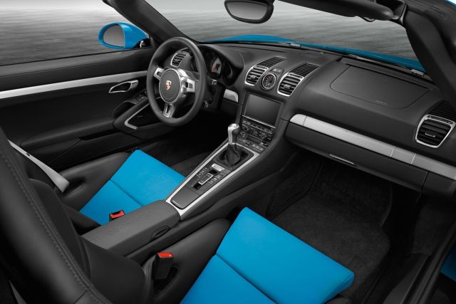 Porsche Exclusive Boxster S siyah ve mavi kokpiti