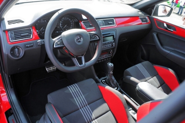 Skoda Rapid Sport gösterge paneli ve Recaro koltukları