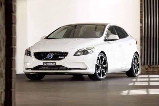 HEICO SPORTIV parçalarıyla hazırlanmış beyaz Volvo V40 ön görünüşü