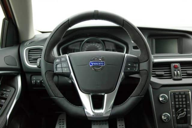 Volvo V40 iç mekânında HEICO imzalı sportif direksiyon simidi