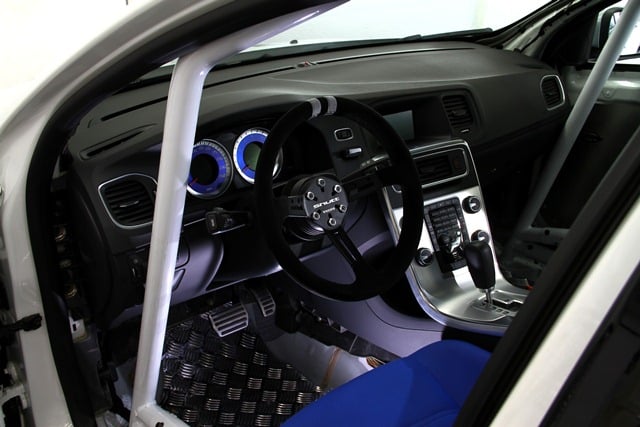 V60 Racing takla kafesi ve yarış direksiyonu bulunan kabin