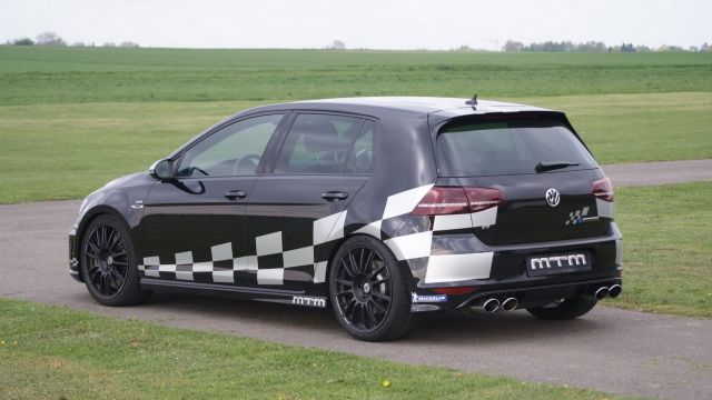 Golf 7 R MTM arka çapraz görünüm