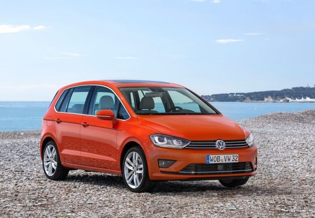Kırmızı Golf Sportsvan önden üç çeyrek sabit görünüm