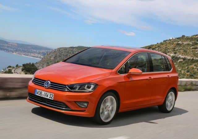 Volkswagen Golf Sportsvan kırmızı gövdeyle önden üç çeyrek görünüm
