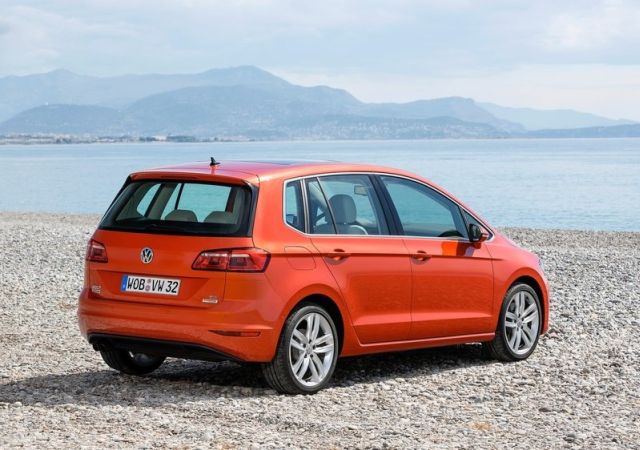 Kırmızı Golf Sportsvan arkadan üç çeyrek görünüm
