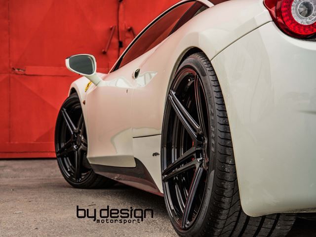 Ferrari 458 By Design Motorsport beyaz gövde ve siyah tavan
