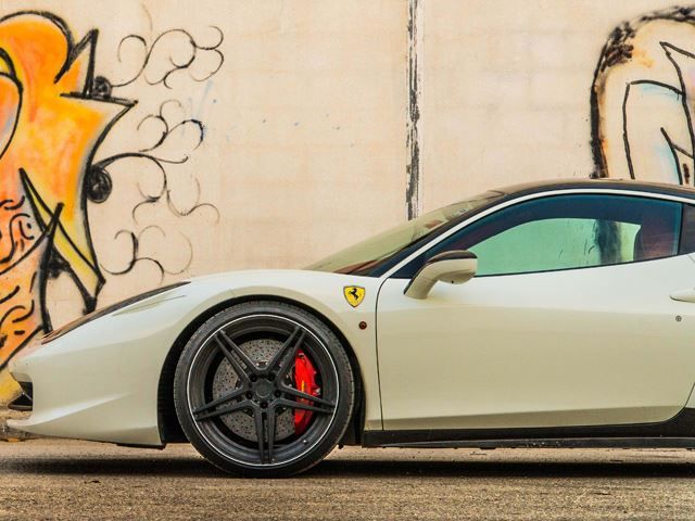 Ferrari 458 Italia beyaz siyah renk düzeni