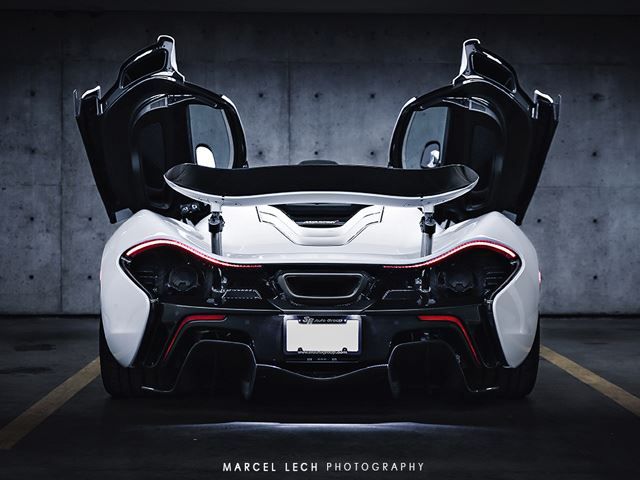 McLaren P1 beyaz gövde önden üç çeyrek görünüm