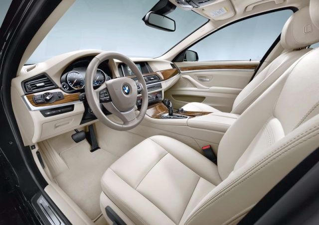 BMW 5 Serisi Touring kahverengi deri iç mekan