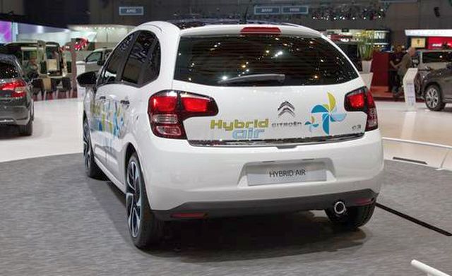Citroen C3 basınçlı hava hibrit prototipinin arka görünümü
