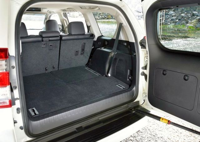 Land Cruiser bagaj alanı ve yana açılan kapı