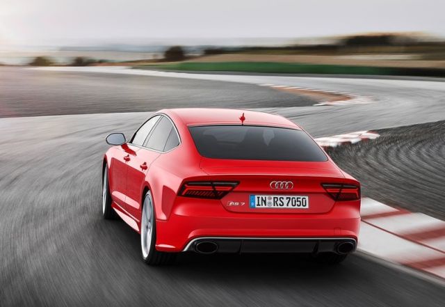 Audi RS 7 Sportback pistte arkadan görünüm
