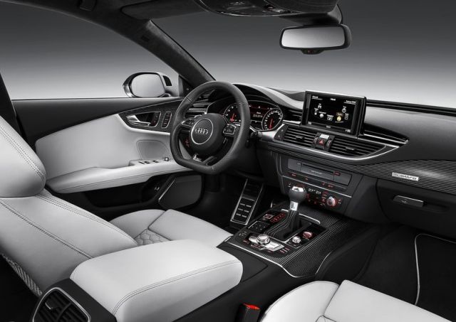 Audi RS 7 Sportback açık renk koltuklu kabin