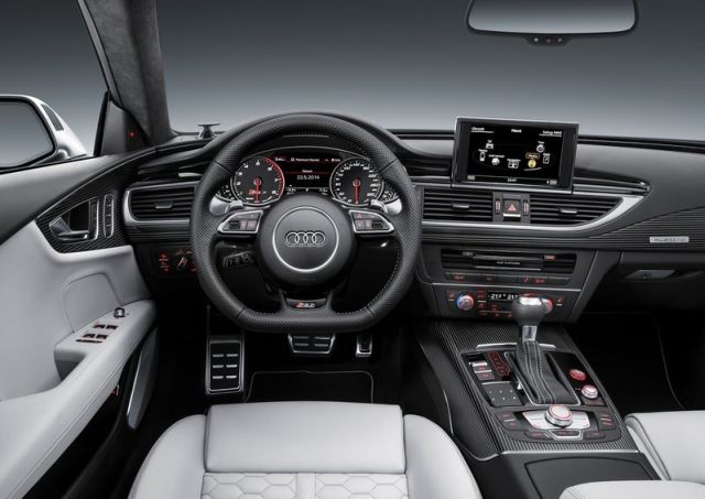 Audi RS 7 Sportback sürücü koltuğundan kokpit görünümü