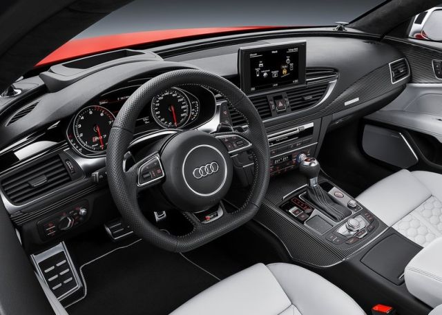 Audi RS 7 Sportback direksiyon ve orta konsol ayrıntısı