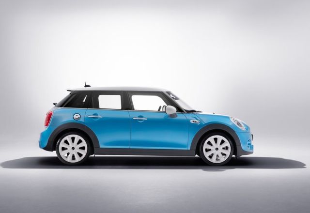 2015 MINI Cooper 5 Door ön ve yan görünümü