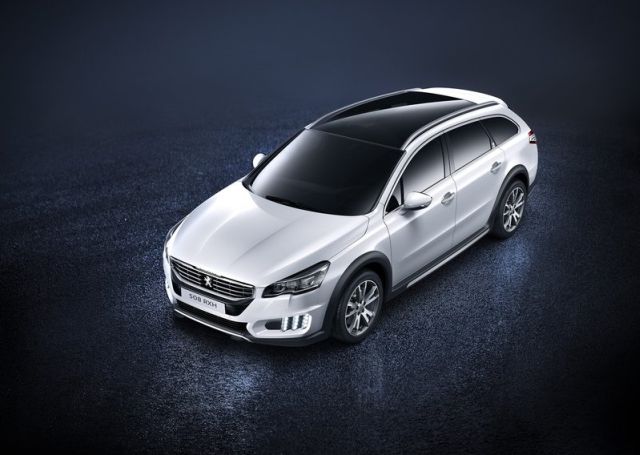 Peugeot 508 RXH cam tavan ve ön tasarım görünümü