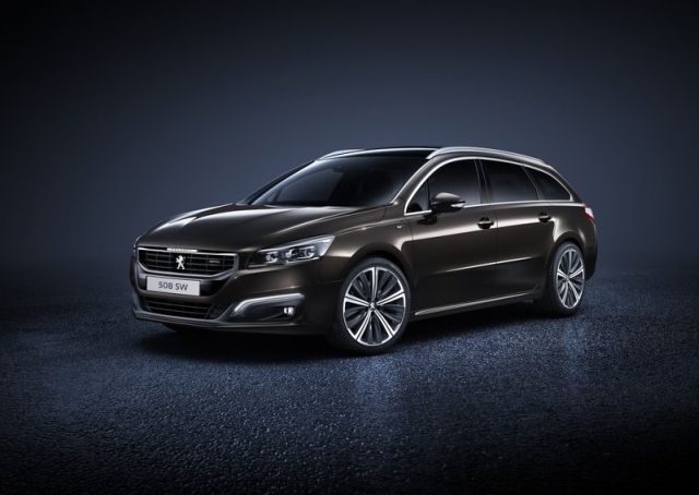 Koyu fonda Peugeot 508 SW ön çapraz görünümü