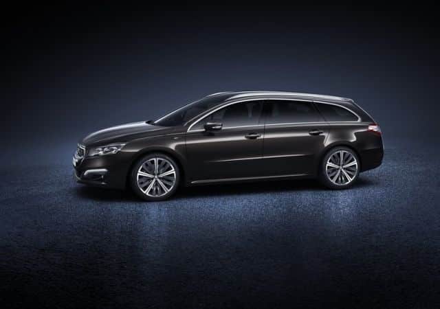 Peugeot 508 SW koyu fonda yan görünümü