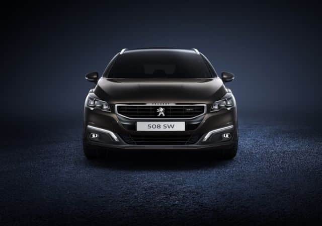 Peugeot 508 SW koyu fonda ön görünümü