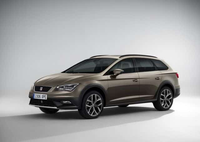 Leon X-Perience önden üç çeyrek stüdyo görünümü