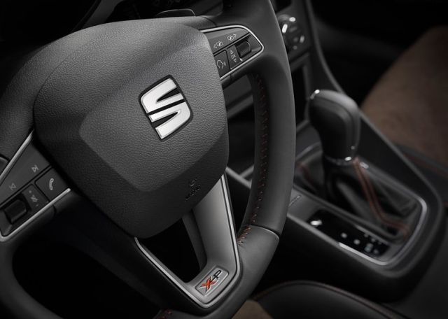 Leon X-Perience direksiyon ve DSG vites seçici detayı
