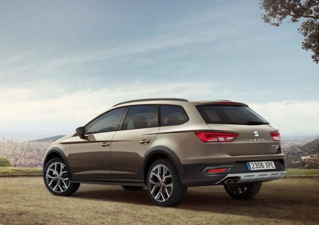 Leon X-Perience açık alanda arkadan üç çeyrek görünüm
