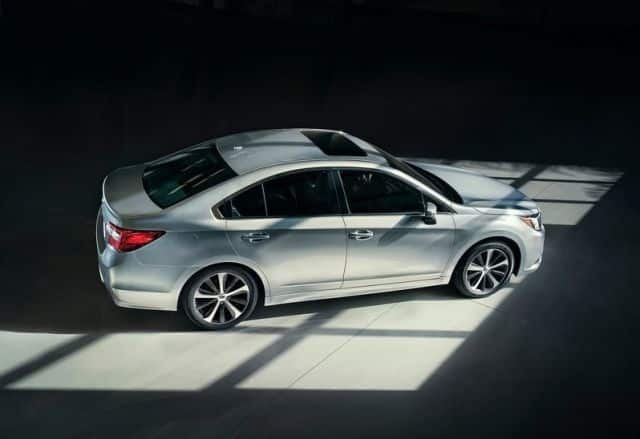 Subaru Legacy yandan gövde görünümü