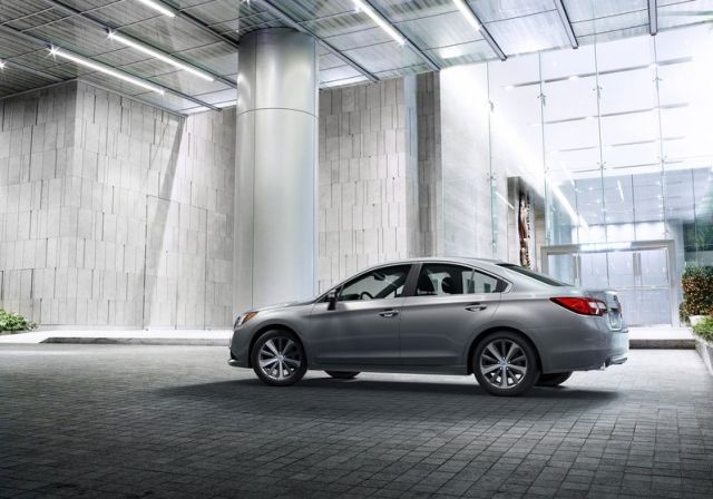 Subaru Legacy ön kapı ve gövde çizgileri