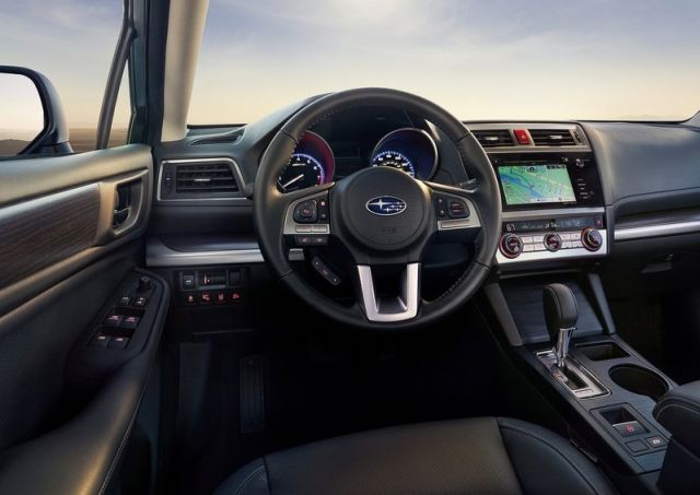 Subaru Legacy kabin ve gösterge paneli