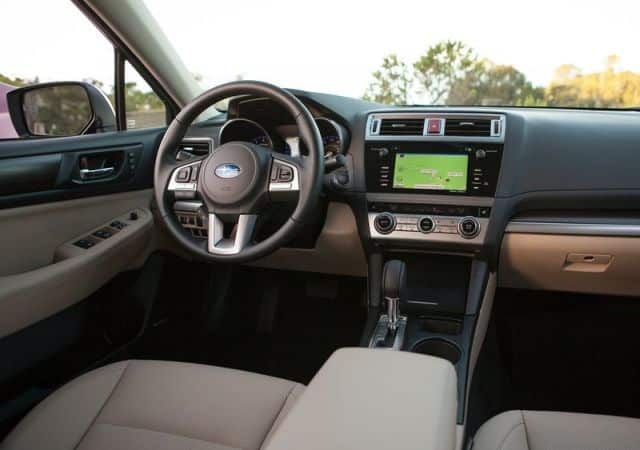 Subaru Legacy orta konsol ve ön koltuklar