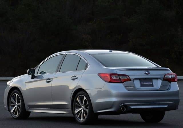 Subaru Legacy arka tasarımı ve bagaj kapağı
