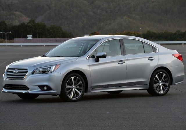 Subaru Legacy sedan profil görünümü