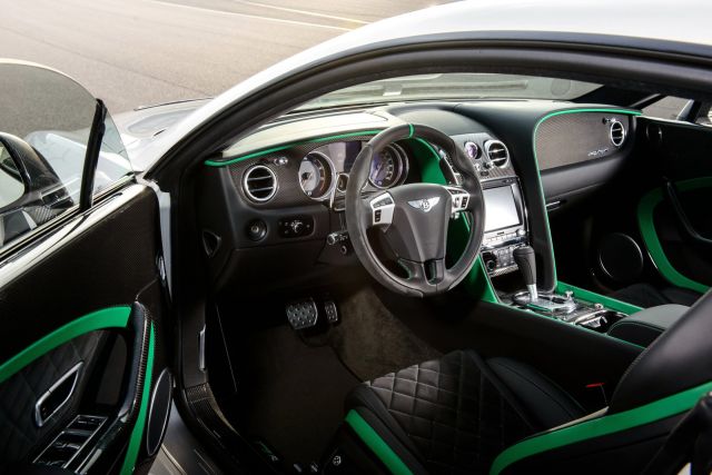 Bentley GT3-R karbon fiber kokpit ve yeşil iç trim