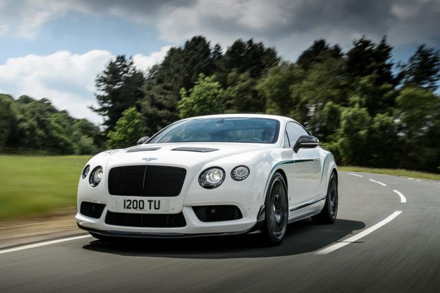 Bentley GT3-R yeşil gövde şeridiyle virajda
