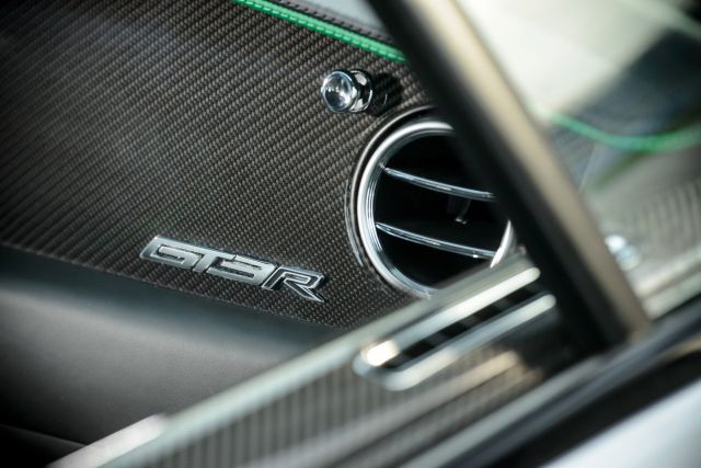 Bentley GT3-R gösterge panelindeki özel sürüm rozeti