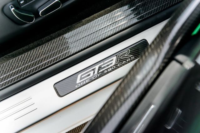 Bentley GT3-R One of 300 yazılı kapı eşiği plakası