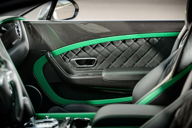 Bentley GT3-R karbon fiber kapı paneli ve elmas desenli döşeme