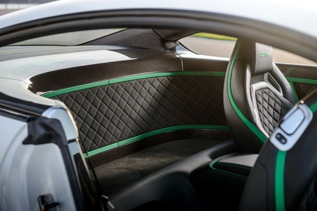 Bentley GT3-R arka koltukların yerini alan kaplı bölüm