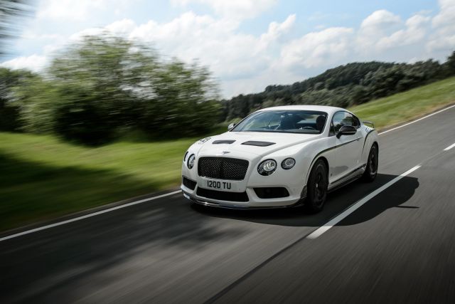 Bentley GT3-R kaput hava çıkışları ve siyah jantlarıyla yolda