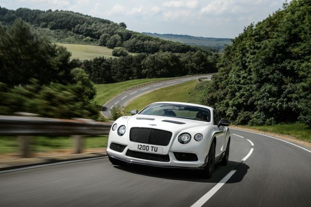 Bentley Continental GT3-R önden üç çeyrek sürüş görünümü