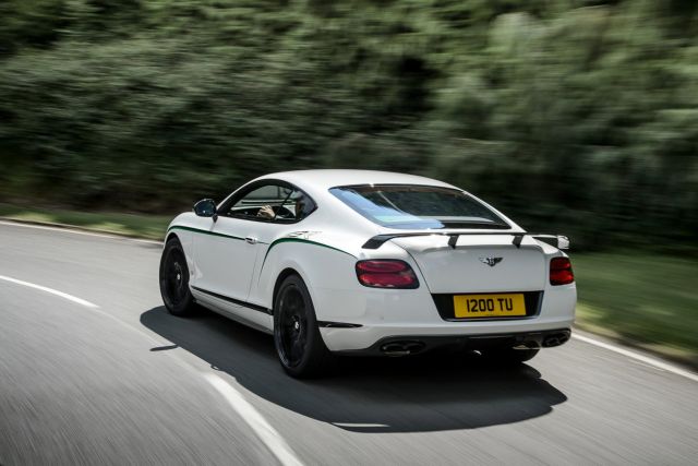 Bentley GT3-R sabit arka kanat ve çift egzoz görünümü